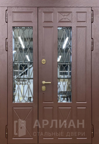 Фото «Входная двустворчатая дверь со стеклом и ковкой в загородный дом №14»